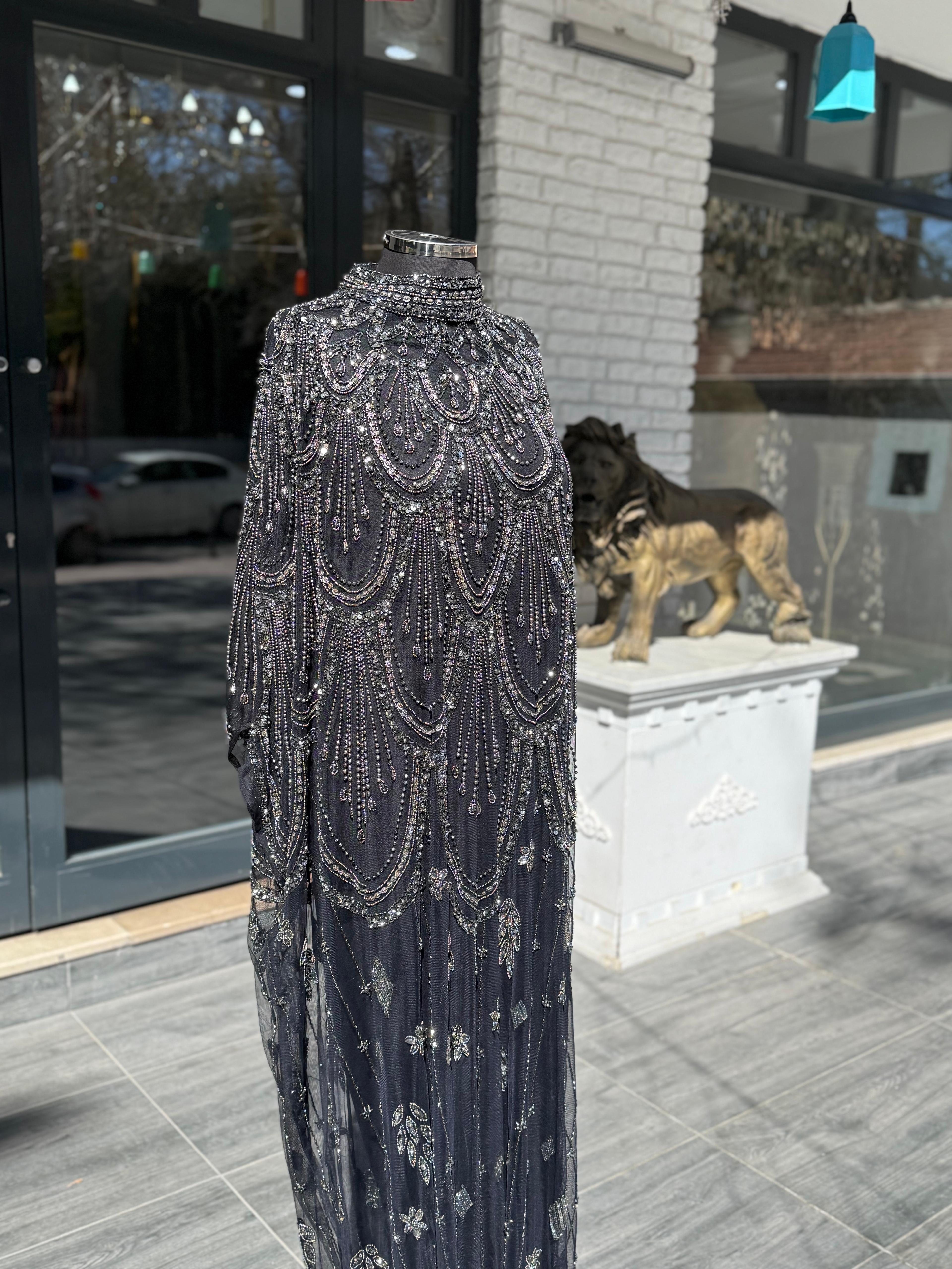 İthal Taş İşlemeli Pelerinli Abiye Elbise – Şık ve Zarif Davet Elbisesi