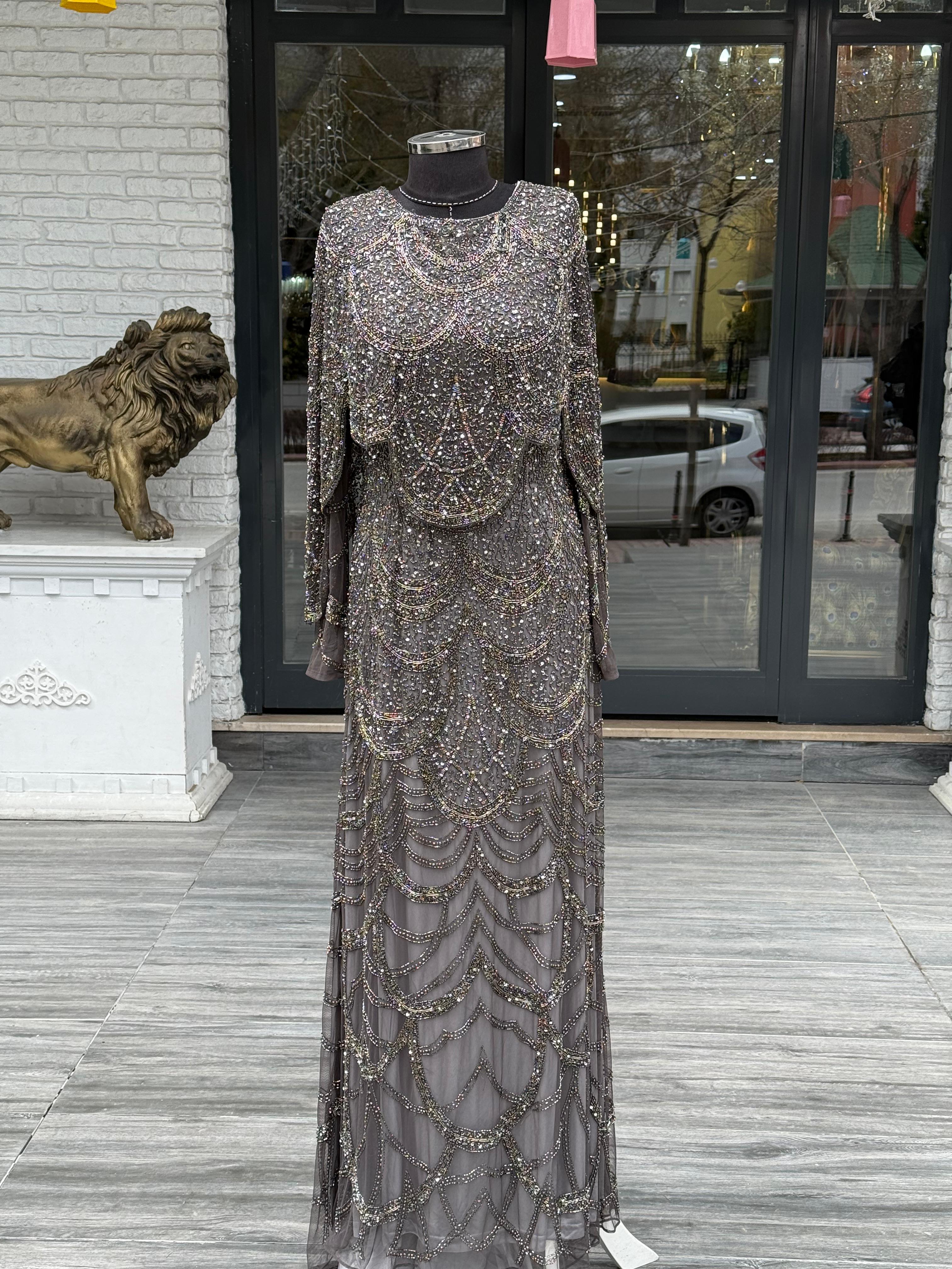 El İşlemeli İthal Abiye – Pelerinli Göğüs Kapatıcı Kasnak İşlemeli Lüks Elbise