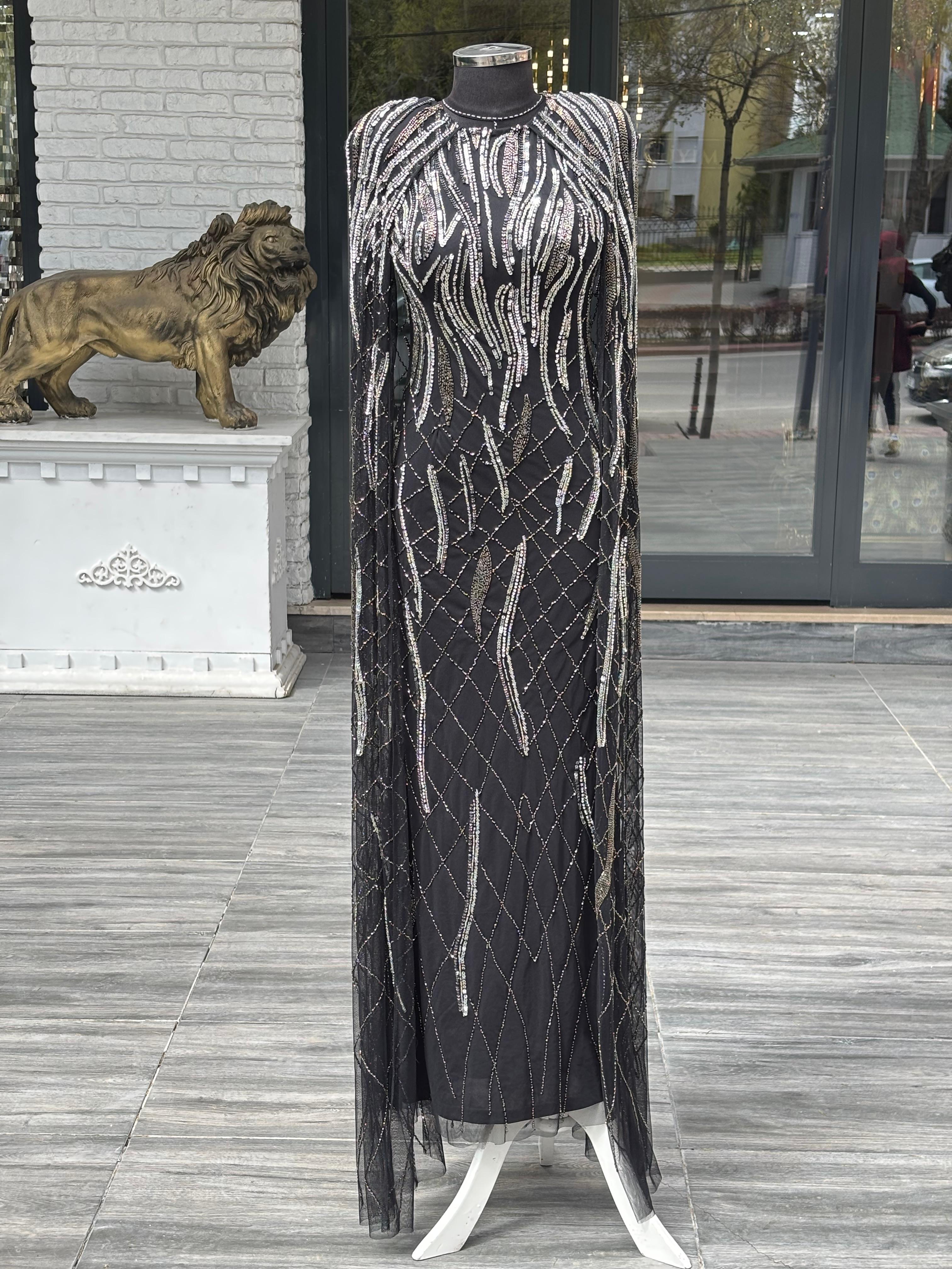 İthal Siyah Abiye El İşlemeli Pelerinli Uzun Gece Elbisesi